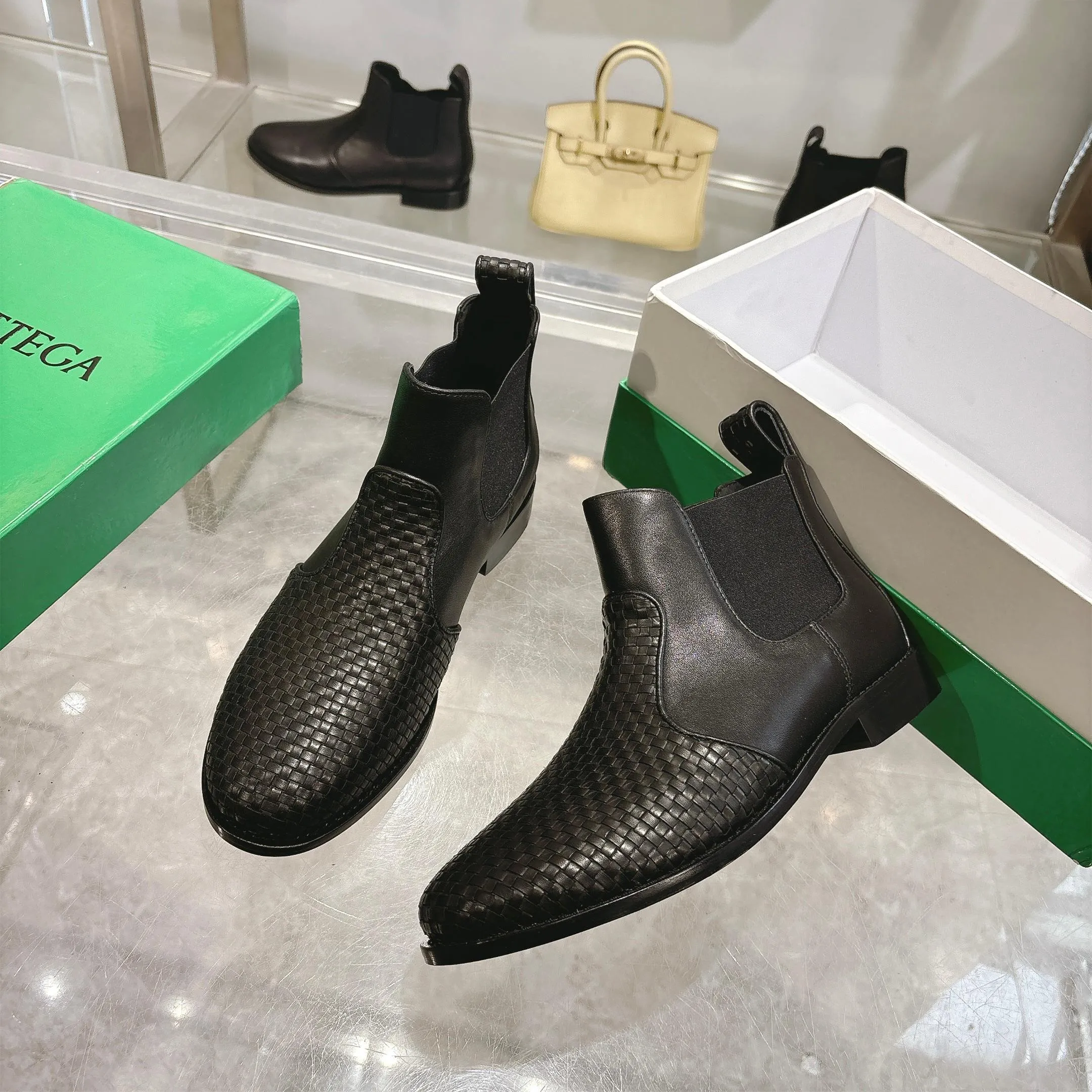 [BV] Top P:980💰Size for couples: Female 35-39 Male 39--44 (Female 40. Male 38.45.46.47 customization is not returnable) [Note‼ ️] Add 💰 to size 46, add 20💰 to size 47, Bottega Veneta 2025 autumn and winter counter synchronized style Bottega Veneta small round toe short boots, high mercerized cow velvet, solid color cow lining! Leather outsole! A one-to-one replica of the original! Fine workmanship! quality assurance!
